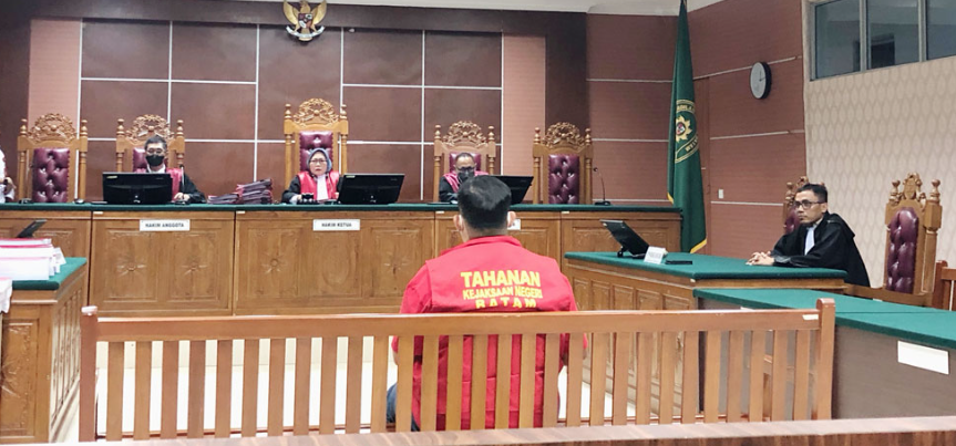Batam intuisi.net - Eks Kasat Resnarkoba Polresta Barelang Satria NandaIa dianggap sebagai otak dalam kasus peredaran narkotika jaringan internasional bersama sembilan mantan anak buahnya. Dalam kasus ini, total terdapat 12 orang terdakwa, termasuk sembilan mantan anggota Satresnarkoba lainnya. Mereka dituntut berdasarkan pasal-pasal berlapis yang memberatkan diantaranya: - Pasal 114 ayat (2) jo Pasal 132 ayat (1) UU No. 35 Tahun 2009 tentang Narkotika - Pasal 112 ayat (2) jo Pasal 132 ayat (1) UU No. 35 Tahun 2009 jo Pasal 64 KUHP tentang perbuatan berlanjut - Pasal 140 ayat (2) UU Narkotika, karena dilakukan oleh aparat penegak hukum