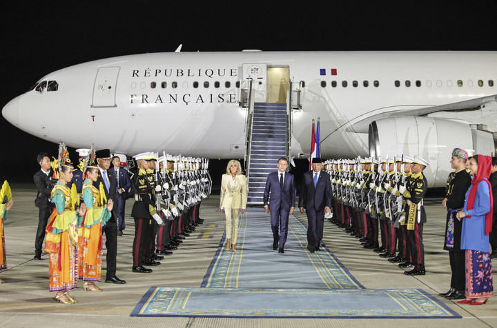 Intuisi.net - Presiden Prancis Emmanuel Macron beserta istri Brigitte Macron mendarat di Lanud Halim Perdanakusuma, Selasa (27/5) pukul 22.00 WIB dan disambut langsung oleh Menteri Pertahanan Sjafrie Sjamsoeddin dan Menteri Luar Negeri Sugiono berserta Wakil Gubernur DKI Jakarta Rano Karno. Macron mengenakan setelan jas biru dongker, sementara Brigitte Macron mengenakan setelan blazer dan celana warna krem. Macron akan berada di Indonesia selama dua hari, mulai 27 hingga 29 Mei 2025. Kunjungan Macron merupakan bagian dari peringatan 75 tahun hubungan diplomatik antara Indonesia dan Prancis. Macron memulai agendanya di Indonesia hari ini, Rabu (28/5) pagi, dengan melakukan pertemuan bilateral dengan Prabowo di Istana Merdeka. Selain agenda bilateral di Istana Merdeka, Menhan Sjafrie juga mengatakan bahwa Presiden Macron dijadwalkan mengunjungi Akademi Militer (Akmil) di Magelang, Jawa Tengah. Kunjungan ini menjadi tonggak penting dalam memperkuat hubungan kedua negara, khususnya kerja sama di bidang pertahanan antara Indonesia dan Prancis, khususnya untuk alutsista strategis melalui penandatanganan Letter of Intent (LoI). Indonesia dan Prancis Siap Perkuat Kerja Sama Strategis di Bidang Pertahanan.