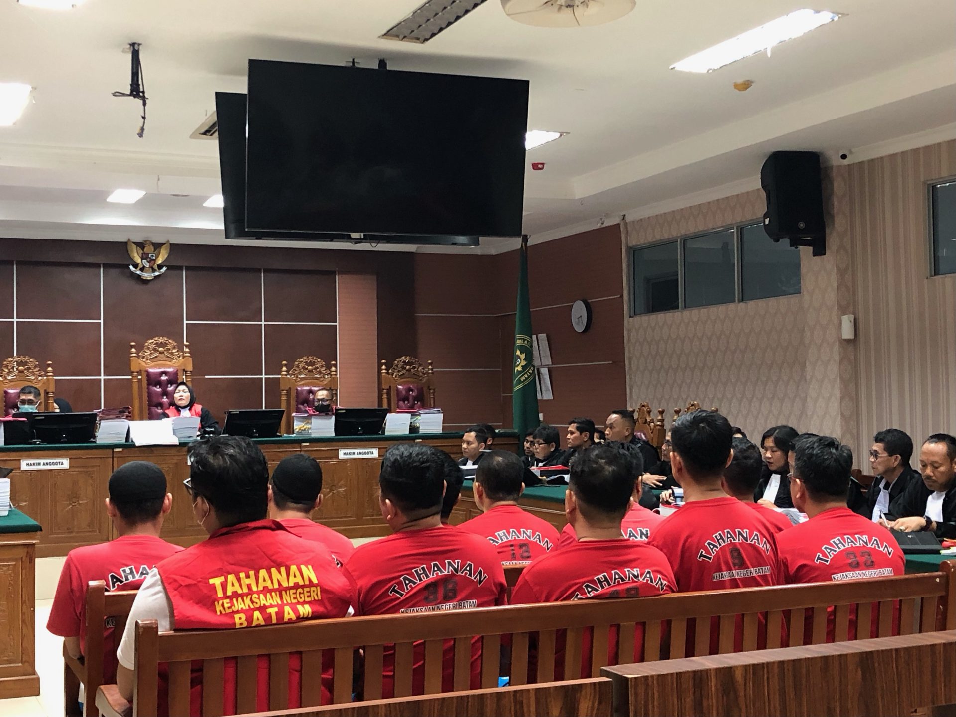 Sidang besar penyisihan barang bukti sabu di lingkungan Polresta Barelang memasuki babak krusial. Setelah Jaksa Penuntut Umum Kejari Batam menuntut hukuman mati bagi lima personel kunci, Dalam sidang yang digelar di Pengadilan Negeri Batam, Senin (26/5/2025), Jaksa menyampaikan bahwa seluruh terdakwa telah terbukti menyisihkan 1 kilogram sabu dari total 44 kilogram barang bukti hasil pengungkapan sabu dari Malaysia pada Juni 2024. Kelima terdakwa yang dituntut mati dinilai memiliki peran dominan dan inisiatif dalam penggelapan sabu, serta terbukti menyalahgunakan kewenangan sebagai aparat. Berikut rinciannya: Tuntutan Hukuman Mati (5 Orang): Kompol Satria Nanda – Mantan Kasatresnarkoba, Iptu Shigit Sarwo Edhi, Bripka Rahmadi, Ipda Fadillah, Aiptu Wan Rahmat Kurniawan Tuntutan Penjara Seumur Hidup (5 Orang): Bripka Ariyanto, Bripka Alex Chandra, Brigpol Ibnu Ma’ruf Rambe, Bripka Jaka Surya, Bripka Junaidi Gunawan Sementara itu, dua terdakwa lainnya dari kalangan sipil dan eks-aparat, yakni Aziz Martua Siregar dan Zulkifli Simanjuntak, dituntut 20 tahun penjara karena turut mengedarkan sabu hasil penyisihan. Pertanyaan besar pun mencuat: Akankah Majelis Hakim menjatuhkan vonis mati akan dijatuhkan kepada kelima oknum polisi tersebut? Ataukah hakim akan mempertimbangkan faktor lain dalam menentukan keadilan? Publik menanti putusan akhir yang dijadwalkan dalam waktu dekat.