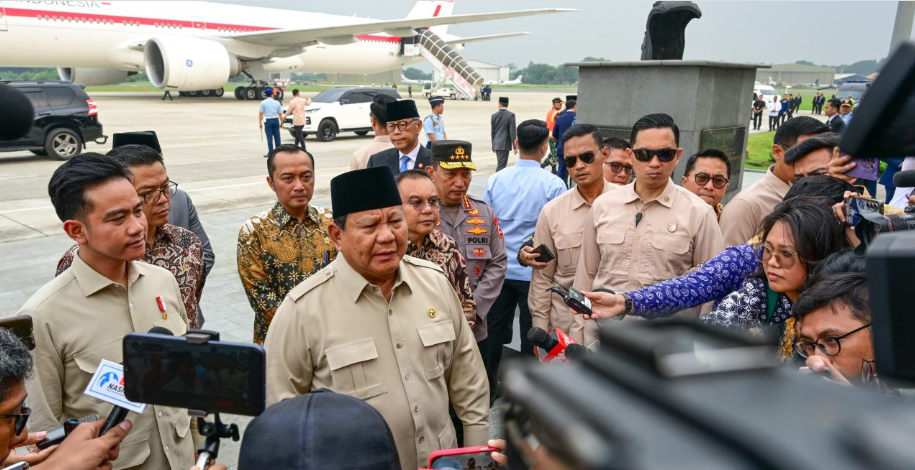 Presiden Prabowo Subianto memberikan keterangannya kepada awak media di Pangkalan TNI AU Halim Perdanakusuma, Jakarta, pada Rabu, 16 Juli 2025