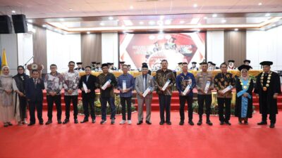 Amsakar dan Aneng Hadiri Wisuda Unrika ke-40