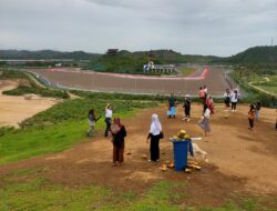 Warga Saksikan MotoGP dari Bukit Tersembunyi