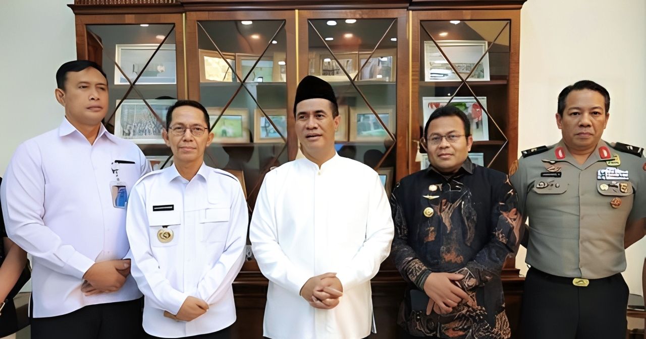 Wali Kota Batam Amsakar Achmad (kiri) dan Wali Kota Sabang Zulkifli H. Adam (kanan) bersama Menteri Pertanian Andi Amran Sulaiman usai audiensi di Jakarta, Rabu (26/11/2025). Kementan resmi garap hortikultura Batam dan padi gogo Sabang sebagai solusi permanen ketahanan pangan nasional. (Foto: Istimewa)