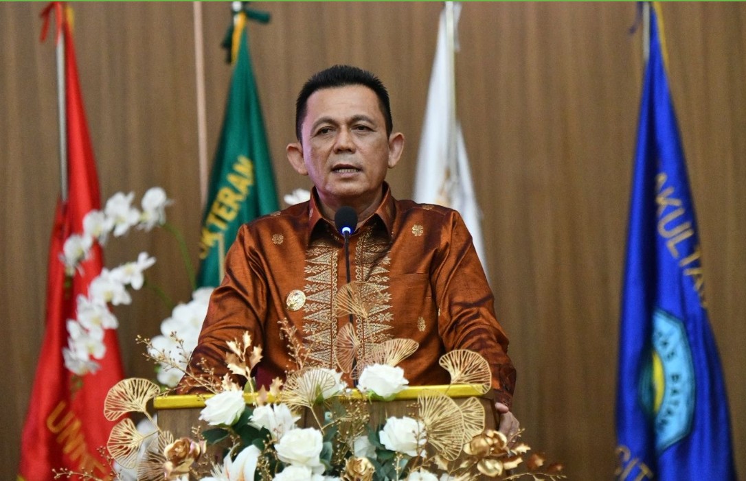 Gubernur Kepulauan Riau H. Ansar Ahmad, menghadiri Sidang Senat Terbuka dalam rangka Wisuda XXII yang diselenggarakan oleh Universitas Batam (UNIBA) yang dihelat di Gedung Graha Bintang UNIBA Batam Center, Sabtu (29/11/25).