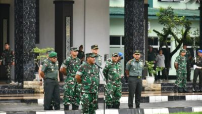 Kodam I/Bukit Barisan kembali bergerak cepat! Rabu (26/11/2025), Kasdam I/BB Brigjen TNI Deki Santoso Pattinaya memimpin apel pemberangkatan 204 prajurit gelombang II untuk membantu korban banjir & longsor di wilayah Korem 023/Kawal Samudra, Sibolga.