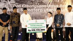 Wali Kota Batam Amsakar Achmad menyampaikan bantuan Rp7,5 miliar untuk korban bencana Aceh, Sumut, dan Sumbar dalam acara Doa Kebangsaan lintas agama di Alun-alun Engku Putri, Batam, 2 Desember 2025.