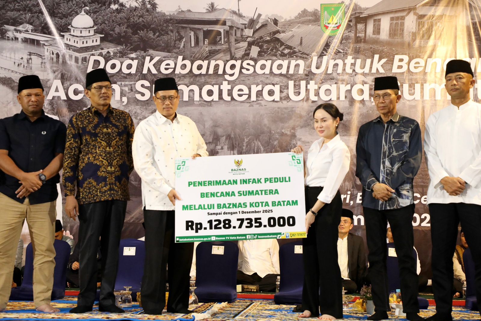 Wali Kota Batam Amsakar Achmad menyampaikan bantuan Rp7,5 miliar untuk korban bencana Aceh, Sumut, dan Sumbar dalam acara Doa Kebangsaan lintas agama di Alun-alun Engku Putri, Batam, 2 Desember 2025.