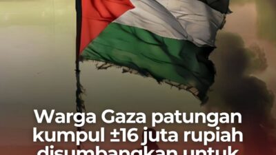 Bendera Palestina yang compang-camping berkibar di atas langit Gaza yang berasap, dengan teks bertuliskan “Warga Gaza patungan ±16 juta rupiah disumbangkan untuk korban di Sumatera” – simbol solidaritas kemanusiaan lintas bangsa di tengah derita perang.