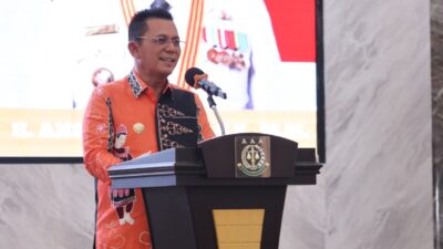 Gubernur Kepri H Ansar Ahmad dan Kajati Kepri J Devy Sudarso menandatangani MoU Pidana Kerja Sosial disaksikan pejabat Kejaksaan Agung, Dompak, 4 Desember 2025.