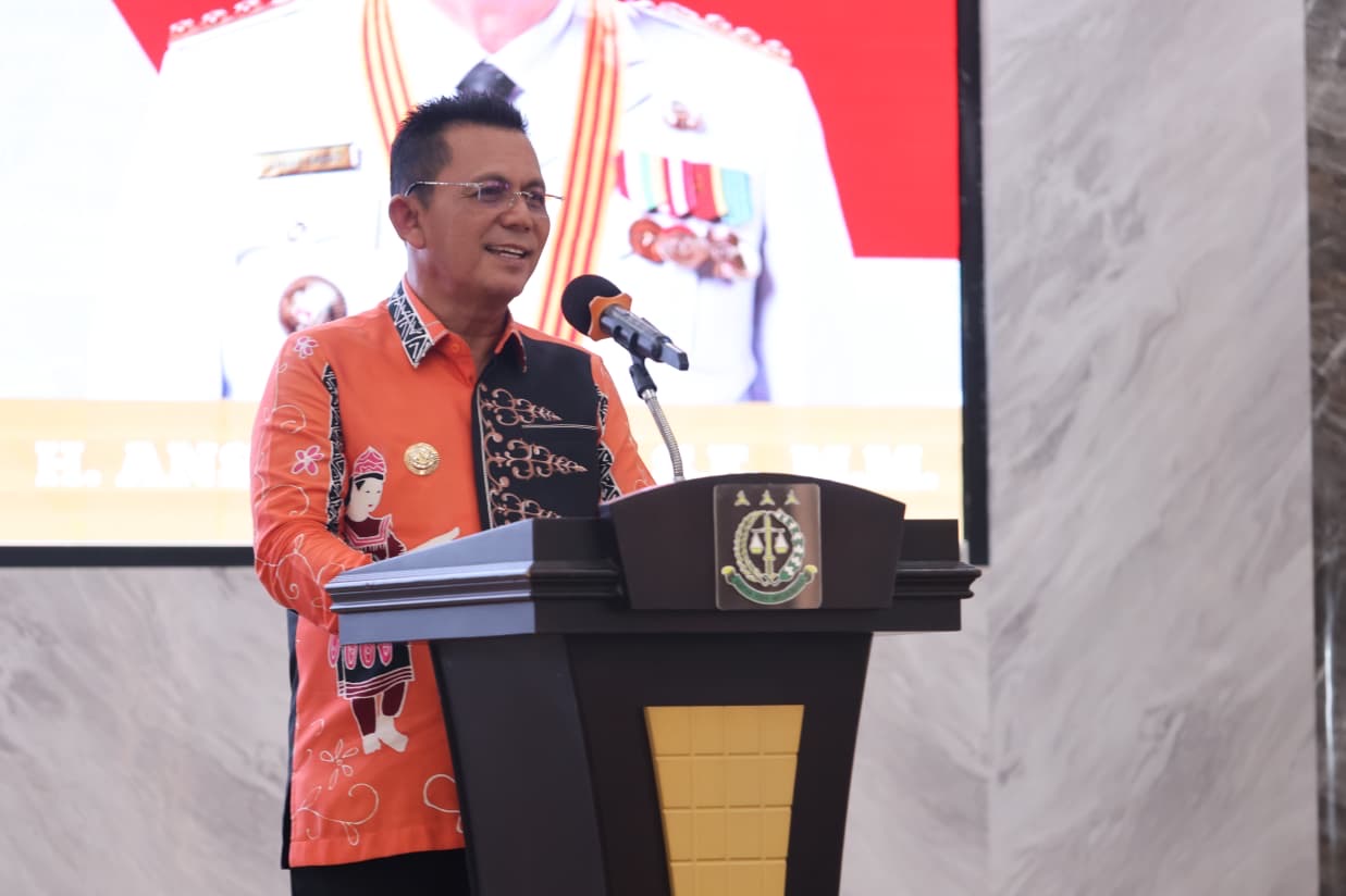 Gubernur Kepri H Ansar Ahmad dan Kajati Kepri J Devy Sudarso menandatangani MoU Pidana Kerja Sosial disaksikan pejabat Kejaksaan Agung, Dompak, 4 Desember 2025.