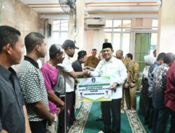 Ansar Serahkan Bantuan & Biayai BPJS