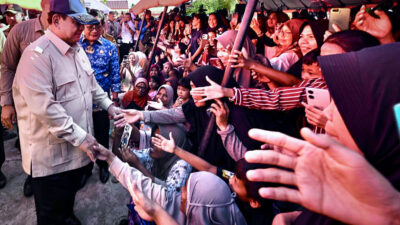 Presiden Prabowo 12 Jam Kelilingi 3 Provinsi, Peluk Warga di Lumpur: “Kita Satu Keluarga Besar, Negara Tak Akan Tinggalkan Kalian!”