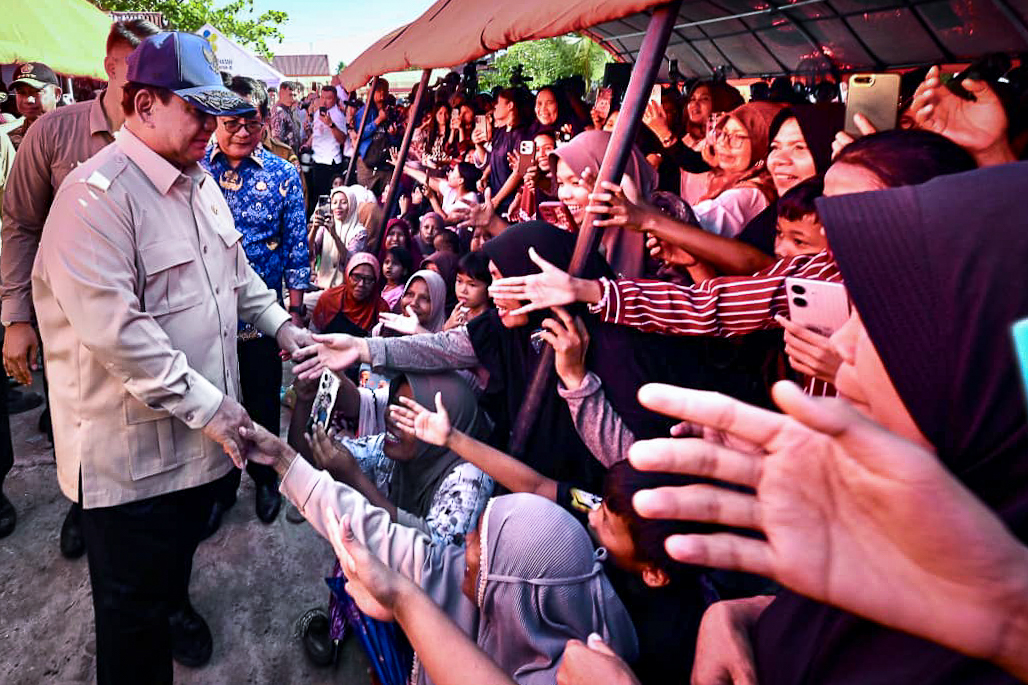 Presiden Prabowo 12 Jam Kelilingi 3 Provinsi, Peluk Warga di Lumpur: “Kita Satu Keluarga Besar, Negara Tak Akan Tinggalkan Kalian!”