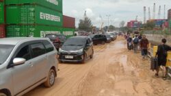 Jalan Lumpur Bahayakan Penumpang KM Kelud