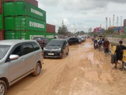 Jalan Lumpur Bahayakan Penumpang KM Kelud