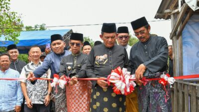 Ansar Ahmad Resmikan Tambatan Perahu Nelayan Teluk Umah, Didampingi Nurdin Basirun