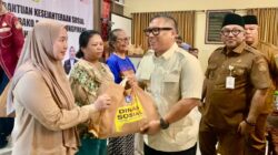 Wagub Kepri Serahkan 500 Paket Sembako
