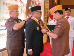 Wagub Nyanyang Terima Penghargaan LVRI