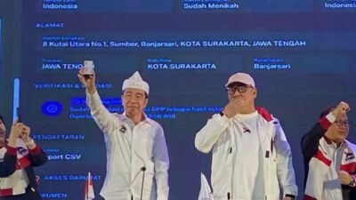 Jokowi Pamerkan KTA di Depan Kader PSI